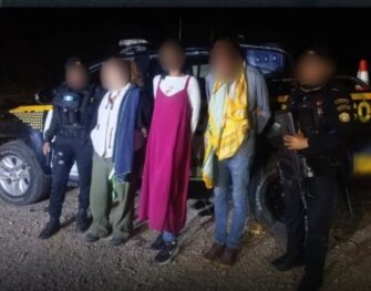 Capturan a presuntos coyotes con droga y un arma en Alta Verapaz
