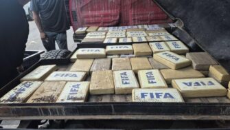 Hallan 94 paquetes con posible cocaína ocultos en un picop