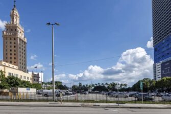 Florida prohíbe a inmigrantes indocumentados inscribirse en colegios universitarios estatales