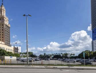 Florida prohíbe a inmigrantes indocumentados inscribirse en colegios universitarios estatales