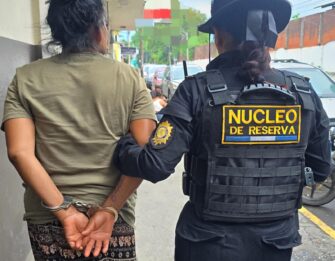 Capturan a mujer por intentar ingresar celular a cárcel Canadá a su hijo