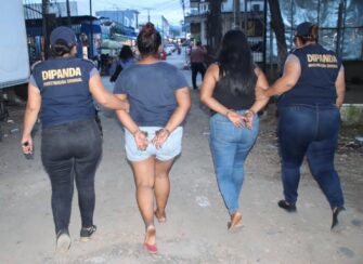 Dos mujeres son capturadas tras caer en entrega controlada de Q2 mil por extorsión