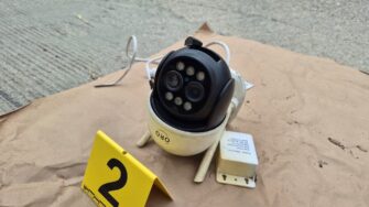 PNC retira cámaras con las que vigilaban a vecinos y policías