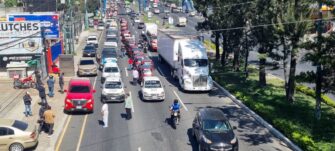 Taxistas se movilizan hacia el Congreso por alza de combustibles