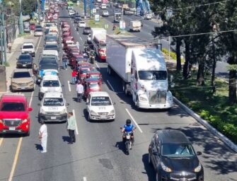 Taxistas se movilizan hacia el Congreso por alza de combustibles