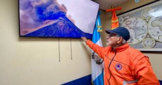 Escuintla declara alerta roja por incremento de actividad del volcán de Fuego
