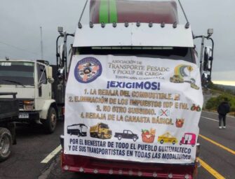Transportistas bloquean ocho puntos por alza en los combustibles