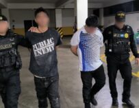 Capturan a dos hombres con arma robada y prendas del MP en Villa Nueva
