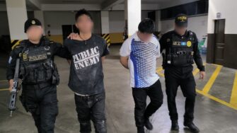 Capturan a dos hombres con arma robada y prendas del MP en Villa Nueva