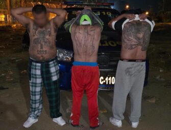 Hallan drogas, celulares y armas en bartolinas de Pavón durante allanamiento