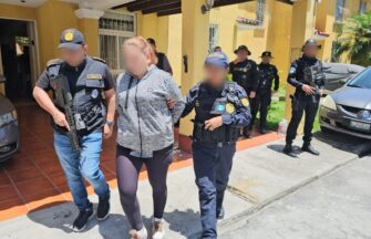 Capturan a mujer señalada de estafar con falsas visas para EE. UU.