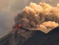 Volcán de Fuego continúa activo con explosiones y caída de ceniza