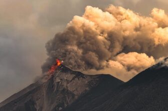 Volcán de Fuego continúa activo con explosiones y caída de ceniza