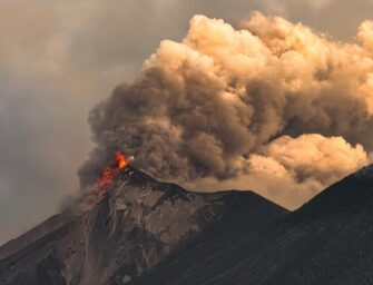 Volcán de Fuego continúa activo con explosiones y caída de ceniza