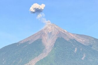 Insivumeh advierte que la erupción del volcán de Fuego puede intensificarse