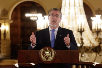 Arévalo anuncia medidas para contener el precio de combustibles