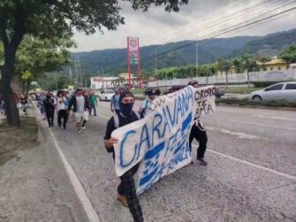 Caravana de 400 hondureños ingresa a Guatemala por Izabal