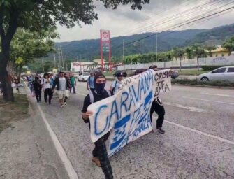 Caravana de 400 hondureños ingresa a Guatemala por Izabal