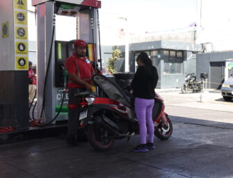 Arévalo sanciona ley que suspende impuestos a los combustibles