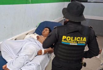 Presunto atacante se enfrenta a policías durante allanamiento: resulta herido