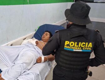 Presunto atacante se enfrenta a policías durante allanamiento: resulta herido