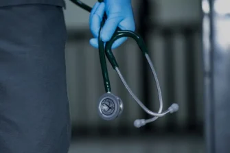 Ministerio de Trabajo alerta por posibles delitos contra médicos y profesionales