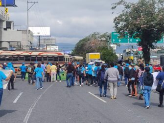 Trabajadores de Salud bloquean puntos de la red vial nacional