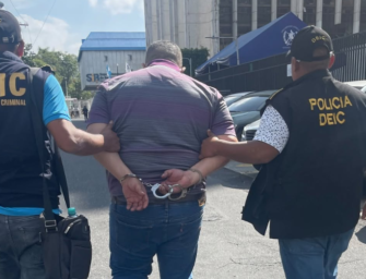 Capturan a hombre señalado de cobrar Q4 mil por trámites municipales