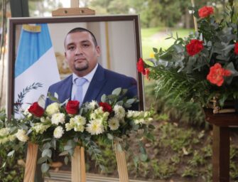 Juan Francisco Solórzano Foppa es sepultado en el cementerio Los Parques