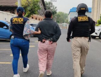 Madre e hijo son capturados por extorsión en zona 7 capitalina